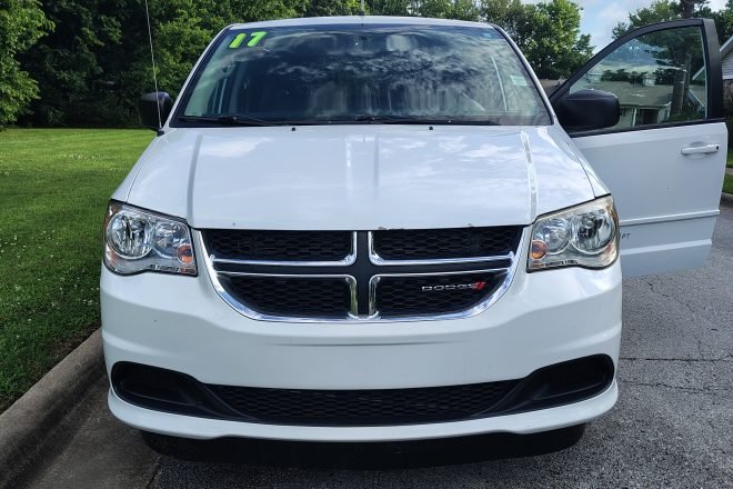 2017 Dodge Caravan Front View