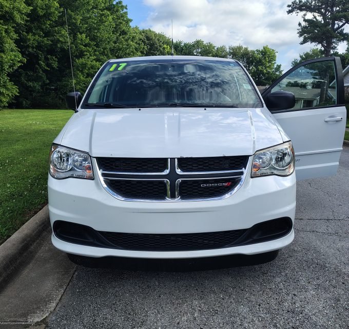 2017 Dodge Caravan Front View