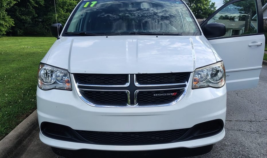 2017 Dodge Caravan Front View
